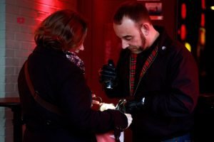 40 Stunden - Taschenkontrolle bei einem Gast